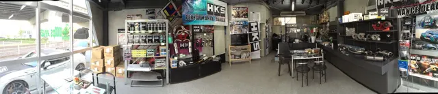 店内 - パーツ展示